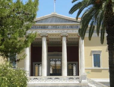 Προσπάθησαν να αναρτήσουν πανό με τη ναζιστική σημαία στο Πολυτεχνείο- Τρεις προσαγωγές